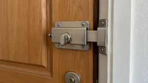 Cerrojo de seguridad instalado en una puerta de madera
